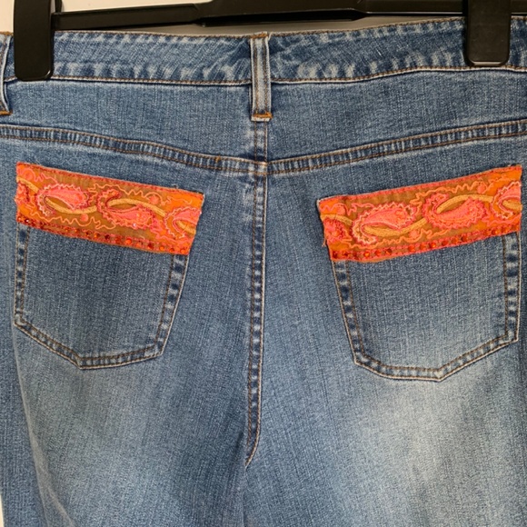 Cute jeans, size 8, embellished cuffs and back pockets - Picture 5 of 13
